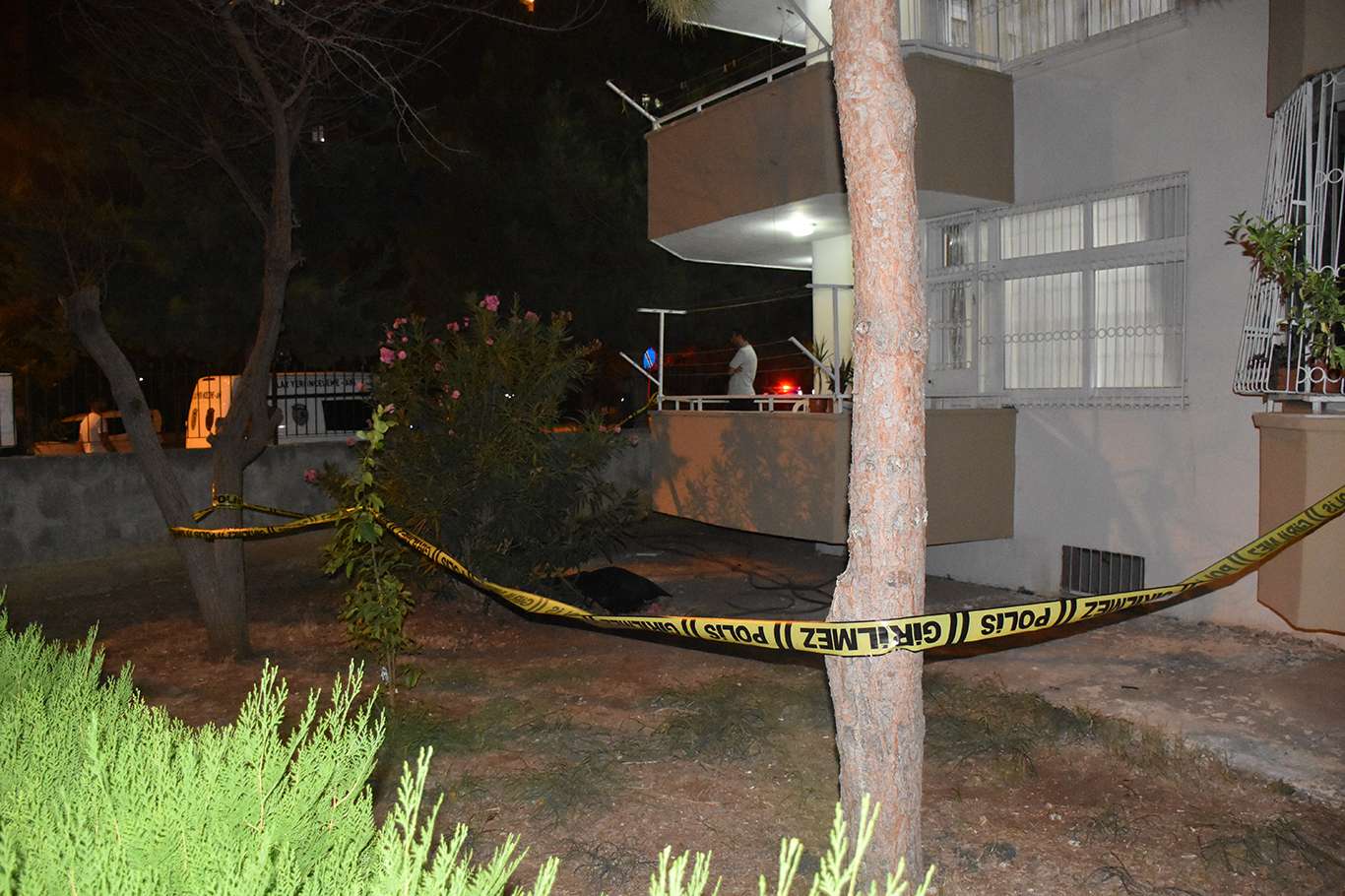 Adana’da balkondan düşen 16 yaşındaki kız hayatını kaybetti Adana’da balkondan düşen 16 yaşındaki kız hayatını kaybetti